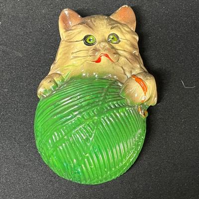 Kitten string holder