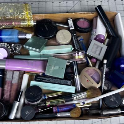 Tray of MAKE UP 