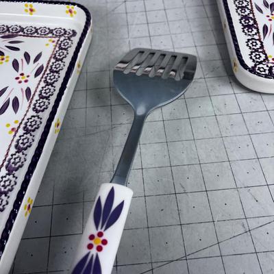 TEMPTATIONS, OLD WORLD, (3) Trays and a Spatula NEVER USED