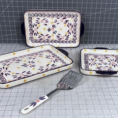 TEMPTATIONS, OLD WORLD, (3) Trays and a Spatula NEVER USED