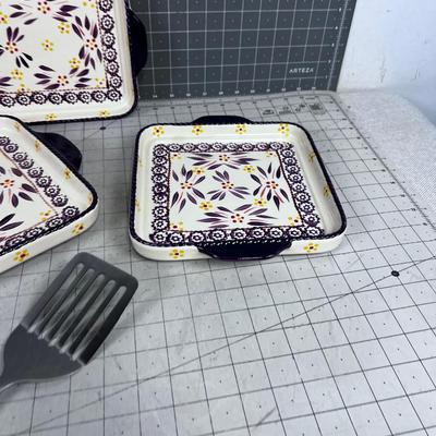 TEMPTATIONS, OLD WORLD, (3) Trays and a Spatula NEVER USED