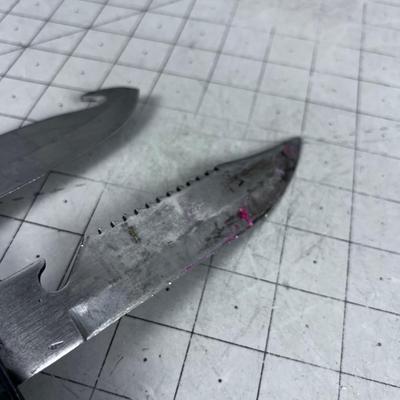 2 Fixed Blade Knives