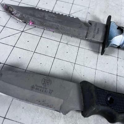 2 Fixed Blade Knives
