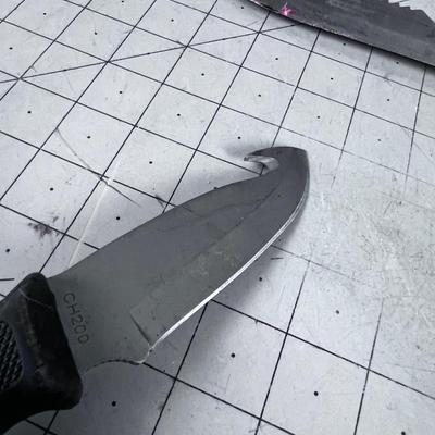 2 Fixed Blade Knives