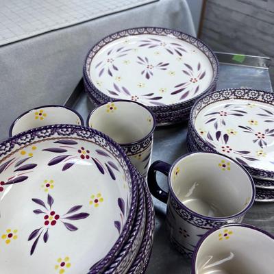 TEMPTATIONS, OLD WORLD,  Dishes but only 3 dinner plates
