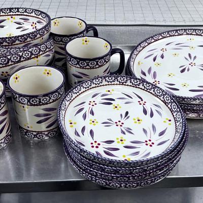 TEMPTATIONS, OLD WORLD,  Dishes but only 3 dinner plates