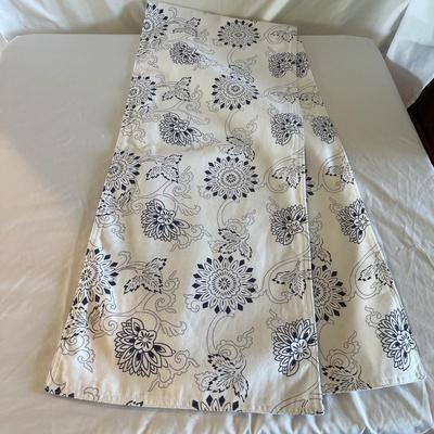 Linens, Runners, Tablecloths & More (E-MG)