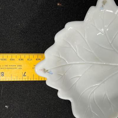 Westmoreland leaf bowls