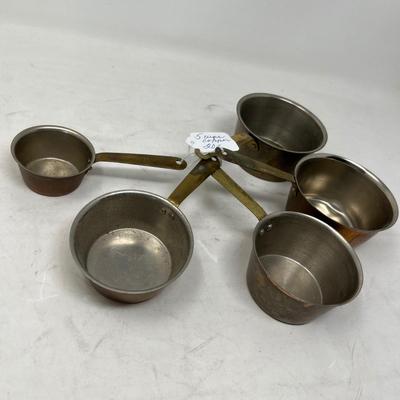 Set of measuring cups