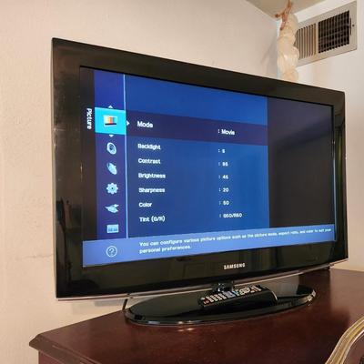 Lot #19 Samsung Flat Screen Tv - 32" w/remote