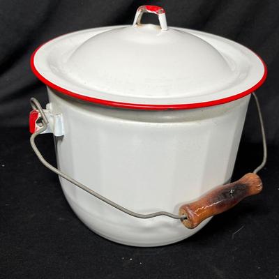 Graniteware bed pail