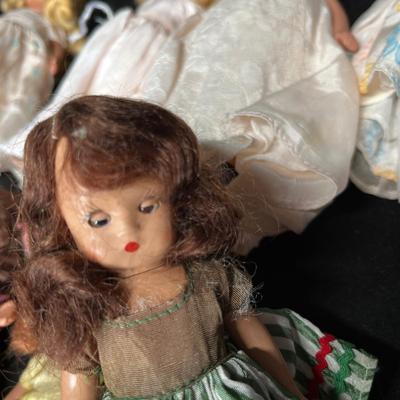 Lot of 8 dolls