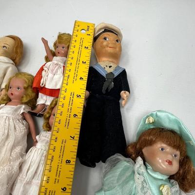 Lot of 7 dolls