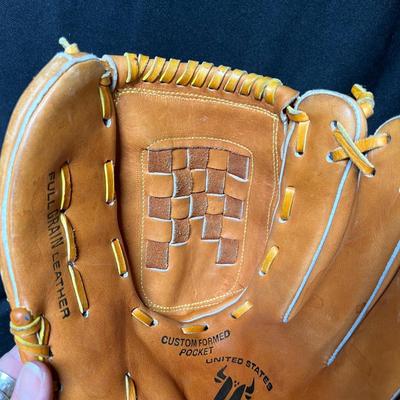 Baseball glove