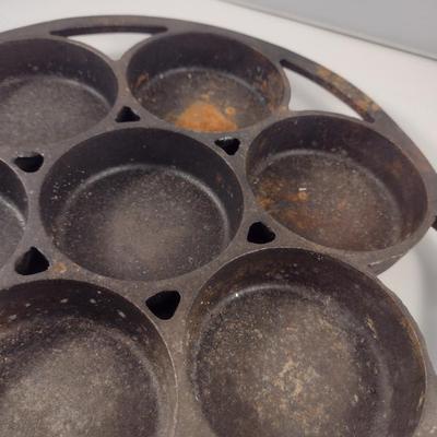 Lodge Round, Cast Iron Seven Cavity Cake/Muffin Pan