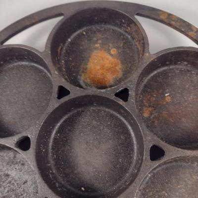Lodge Round, Cast Iron Seven Cavity Cake/Muffin Pan
