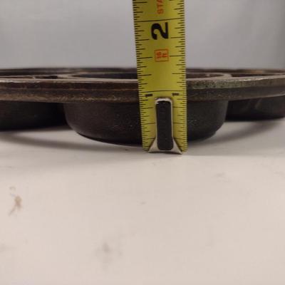 Lodge Round, Cast Iron Seven Cavity Cake/Muffin Pan