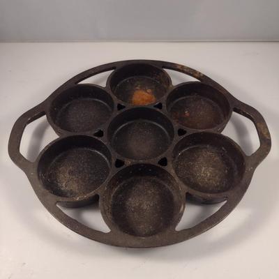 Lodge Round, Cast Iron Seven Cavity Cake/Muffin Pan