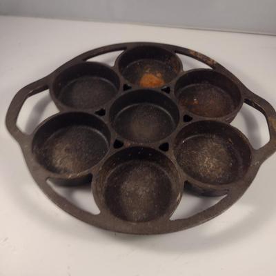 Lodge Round, Cast Iron Seven Cavity Cake/Muffin Pan