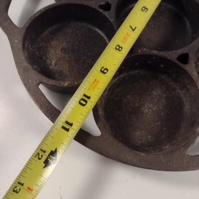 Lodge Round, Cast Iron Seven Cavity Cake/Muffin Pan