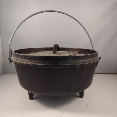 Lodge # 10 Campfire Three Leg Cast Iron Dutch Oven and Lid
