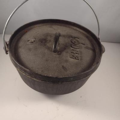 Lodge # 10 Campfire Three Leg Cast Iron Dutch Oven and Lid