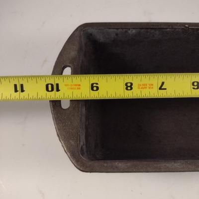 Lodge Cast Iron Bread Pan (Choice A)