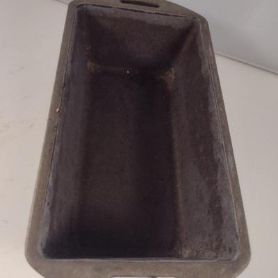 Lodge Cast Iron Bread Pan (Choice A)