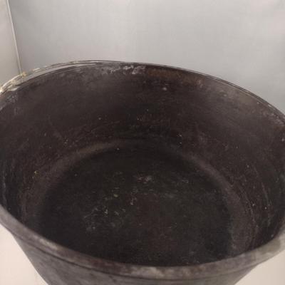 Lodge # 12 Campfire Three Leg Cast Iron Dutch Oven and Lid (Choice A)