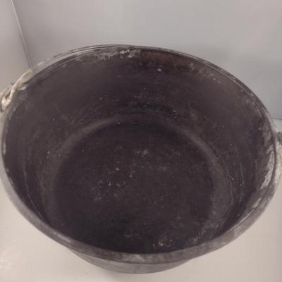 Lodge # 12 Campfire Three Leg Cast Iron Dutch Oven and Lid (Choice A)