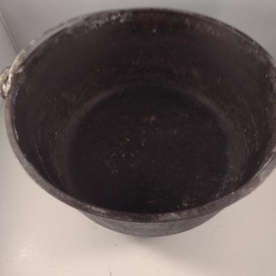 Lodge # 12 Campfire Three Leg Cast Iron Dutch Oven and Lid (Choice A)