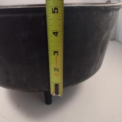 Lodge # 12 Campfire Three Leg Cast Iron Dutch Oven and Lid (Choice A)