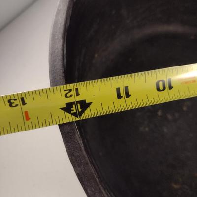 Lodge # 12 Campfire Three Leg Cast Iron Dutch Oven and Lid (Choice A)