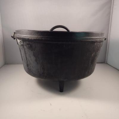 Lodge # 12 Campfire Three Leg Cast Iron Dutch Oven and Lid (Choice A)