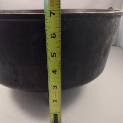 Lodge # 12 Campfire Three Leg Cast Iron Dutch Oven and Lid (Choice A)