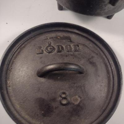 Lodge #8 Campfire Three Leg Cast Iron Dutch Oven and Lid