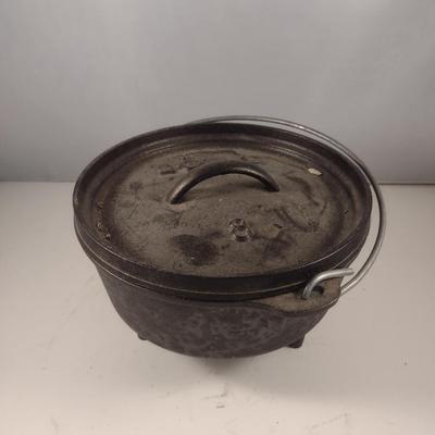 Lodge #8 Campfire Three Leg Cast Iron Dutch Oven and Lid