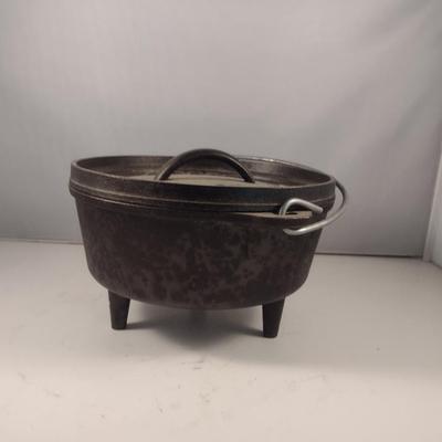 Lodge #8 Campfire Three Leg Cast Iron Dutch Oven and Lid