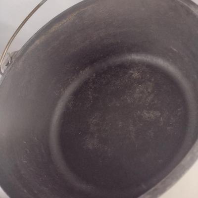 Lodge #12 Campfire Three Leg Cast Iron Dutch Oven and Lid (Choice B)