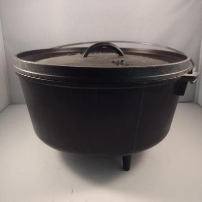 Lodge #12 Campfire Three Leg Cast Iron Dutch Oven and Lid (Choice B)