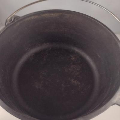 Lodge #12 Campfire Three Leg Cast Iron Dutch Oven and Lid (Choice B)