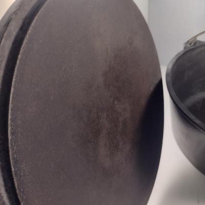 Lodge #12 Campfire Three Leg Cast Iron Dutch Oven and Lid (Choice B)