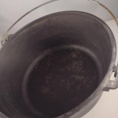 Lodge #12 Campfire Three Leg Cast Iron Dutch Oven and Lid (Choice B)