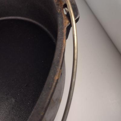 Lodge #16 Campfire Three Leg Cast Iron Dutch Oven and Lid