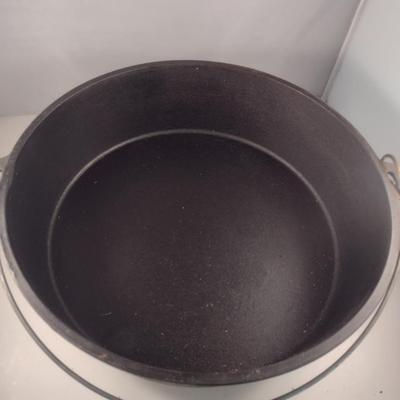 Lodge #16 Campfire Three Leg Cast Iron Dutch Oven and Lid