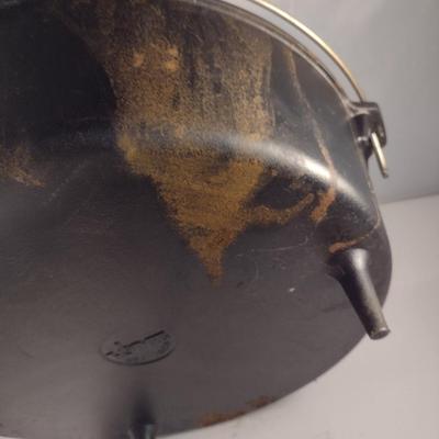 Lodge #16 Campfire Three Leg Cast Iron Dutch Oven and Lid