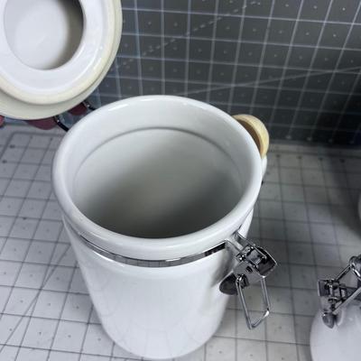 4 White Locking Canisters