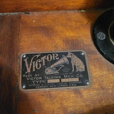 Antique Victor Victrola Talking Machine VTLA 5170 Stocked With Records