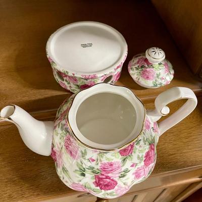 Pink teapot with warmer