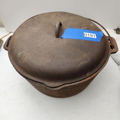 Vintage Cast Iron Kettle Dutch Oven w Handle